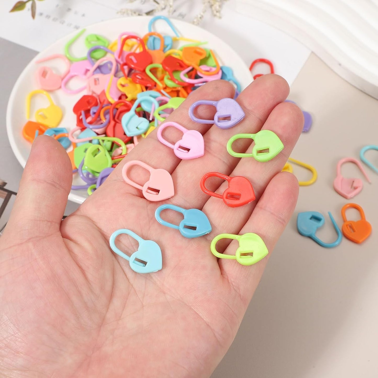 uxcell 400pcs Stitch Markers for Crocheting, Heart Shaped Crochet Marker Needle Clip Counter for Knitting Clothing Tag DIY Craft,Red